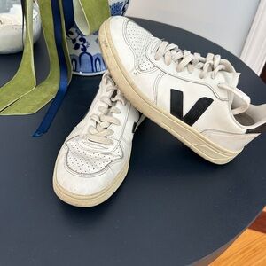 Veja V-10 Womens White and Black Leather Sneakers SZ 7